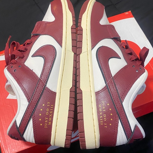 W NIKE DUNK LOW SE - Picture 2 of 4